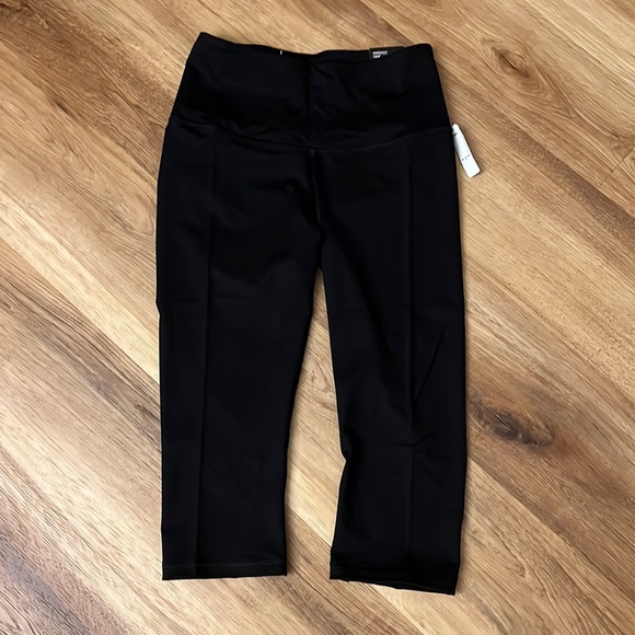 NWT Victoria’s Secret Black Knockout Crop Tights - Picture 1 of 3